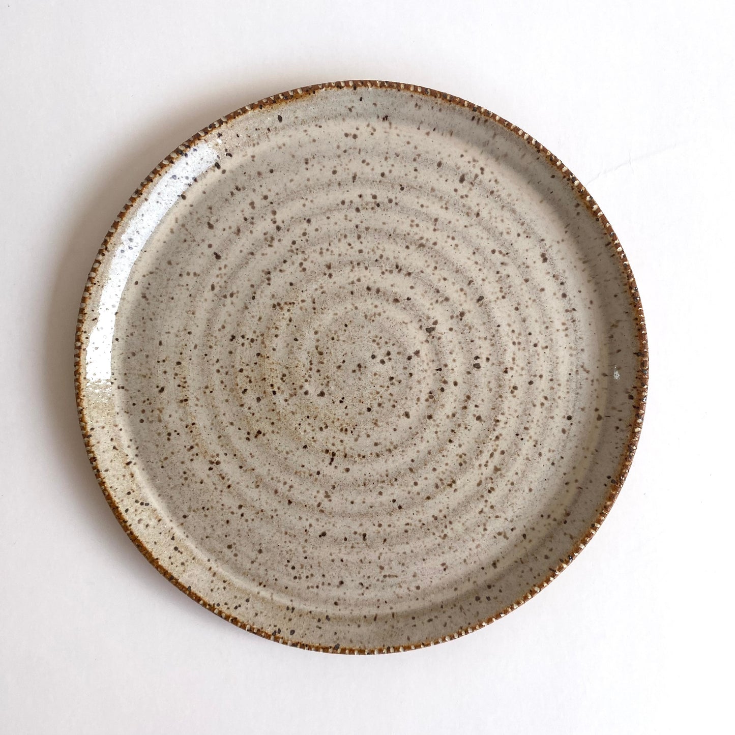 Carved Edge Side Plate: Speckled Creme Caramel