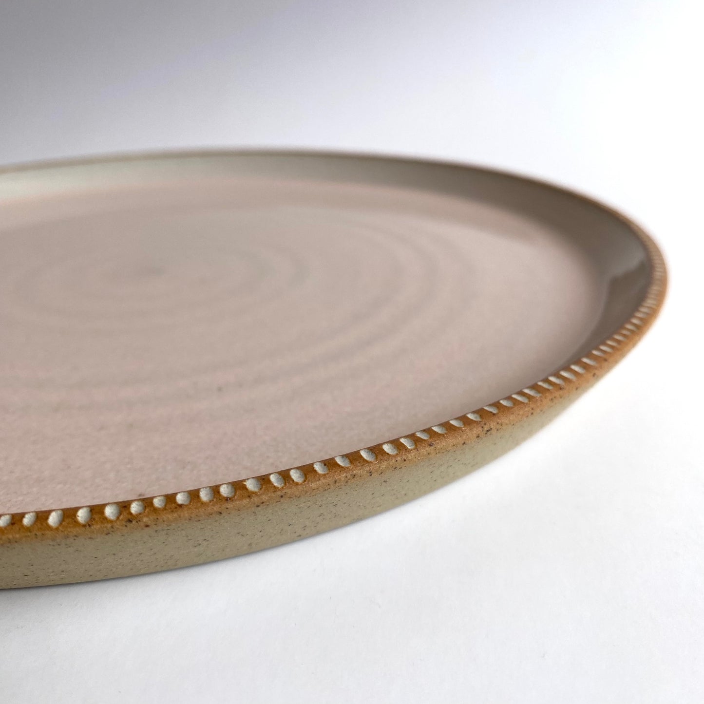 Carved Edge Dinner Plate: Creme Caramel