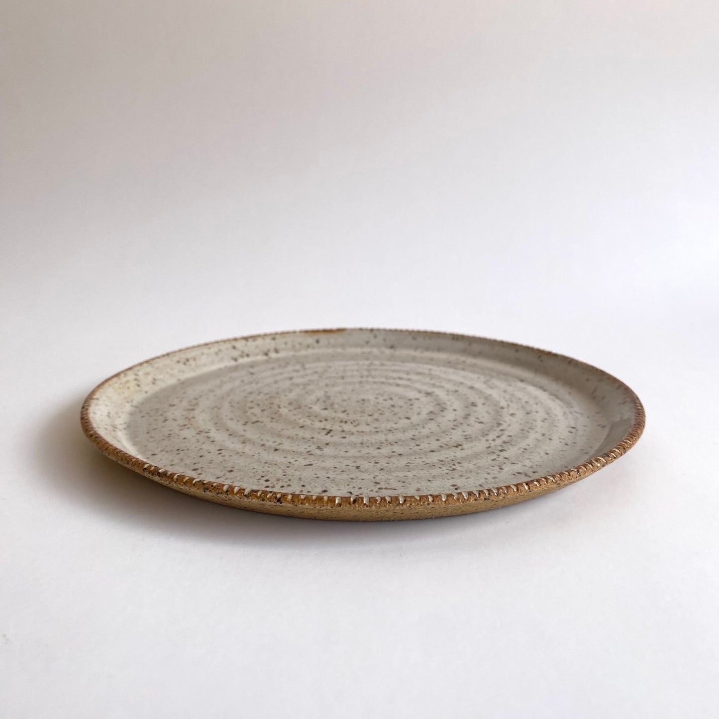 Carved Edge Side Plate: Speckled Creme Caramel