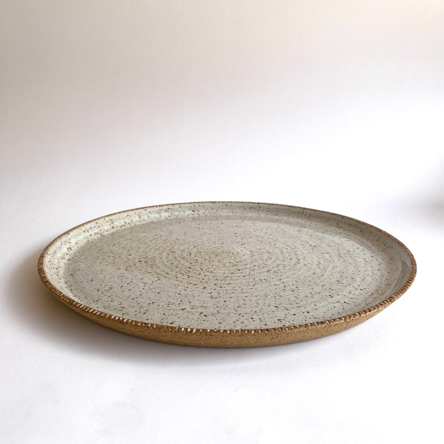 Carved Edge Dinner Plate: Speckle Creme Caramel