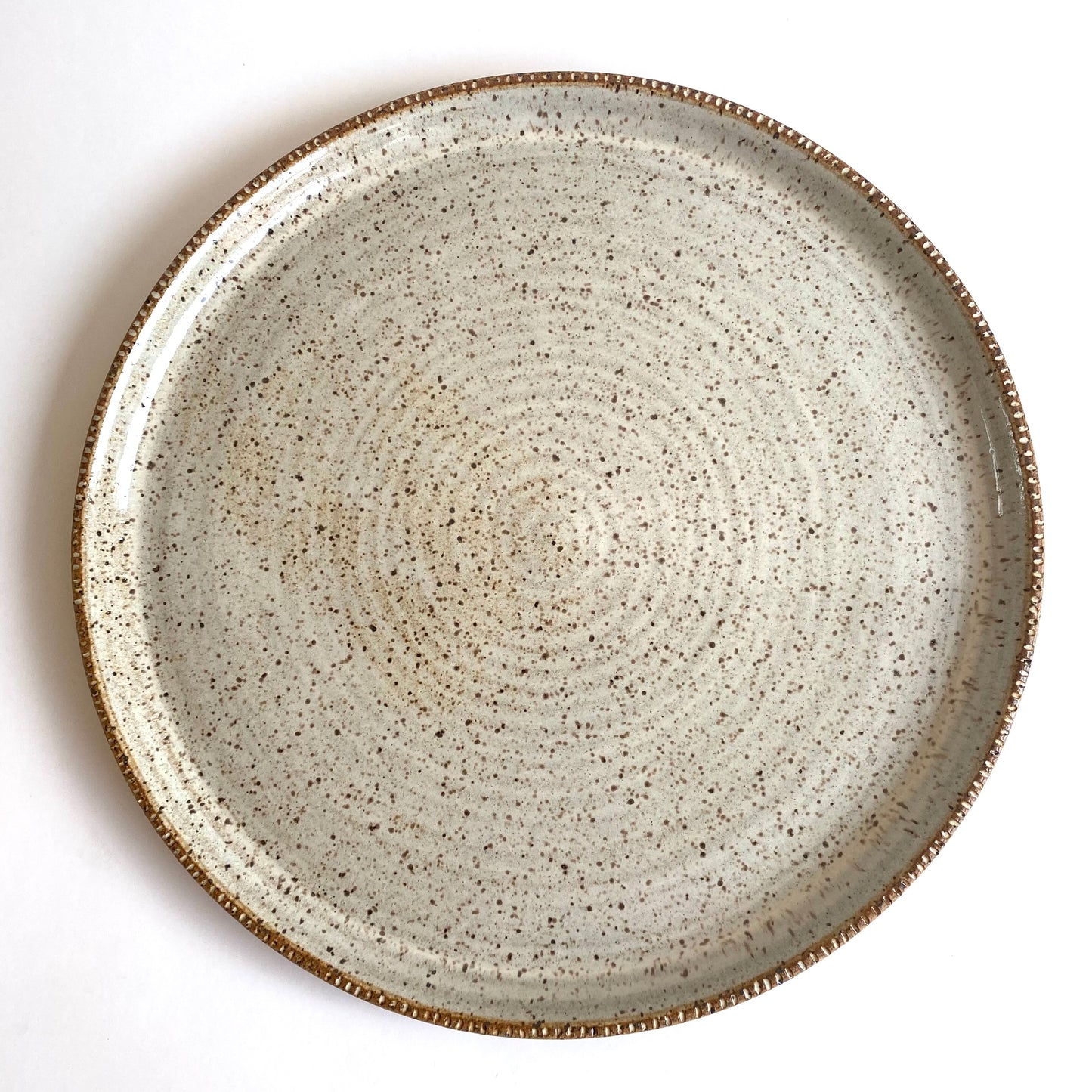 Carved Edge Dinner Plate: Speckle Creme Caramel