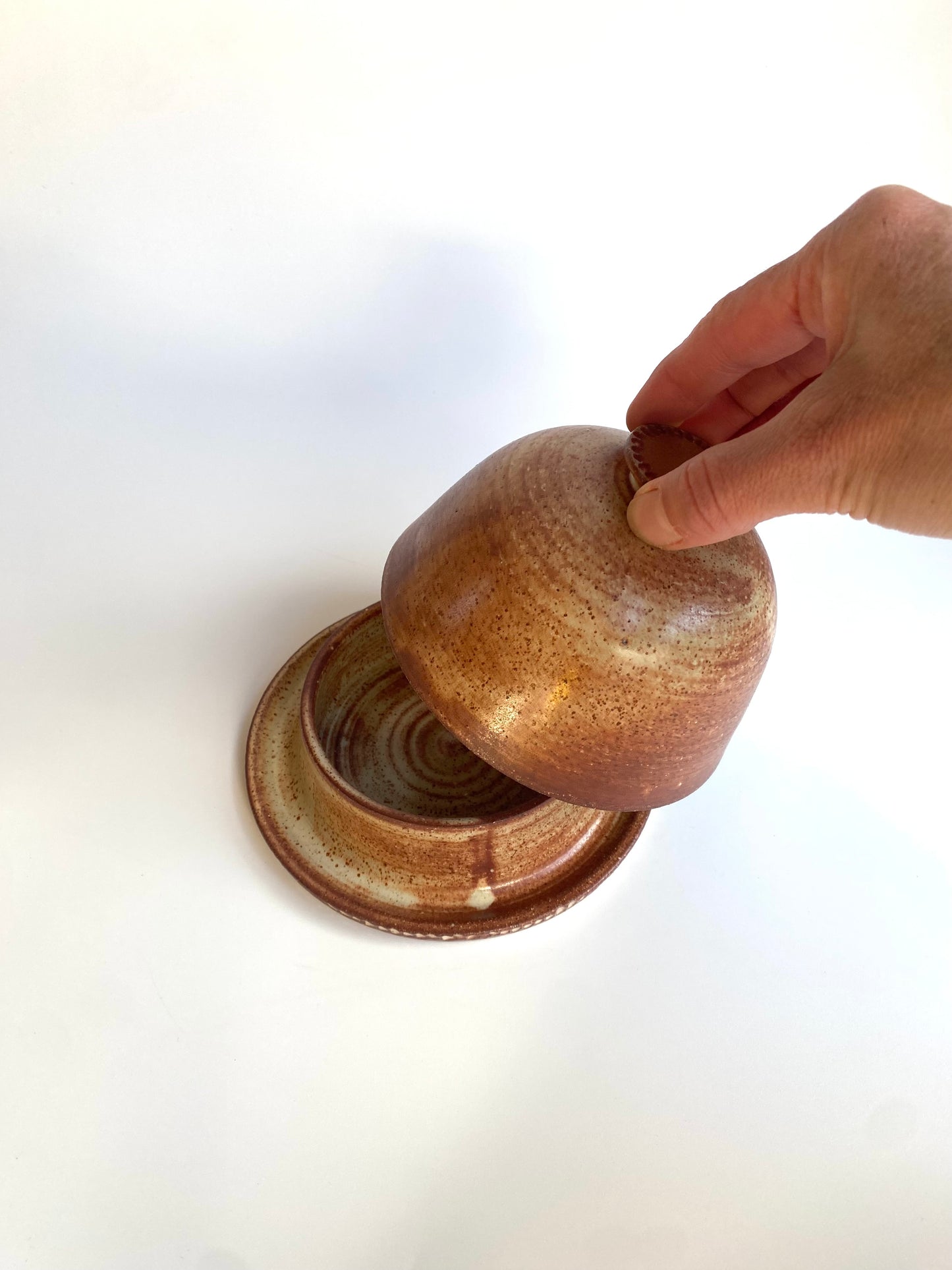 Terra Butter Dish in Cinnamon
