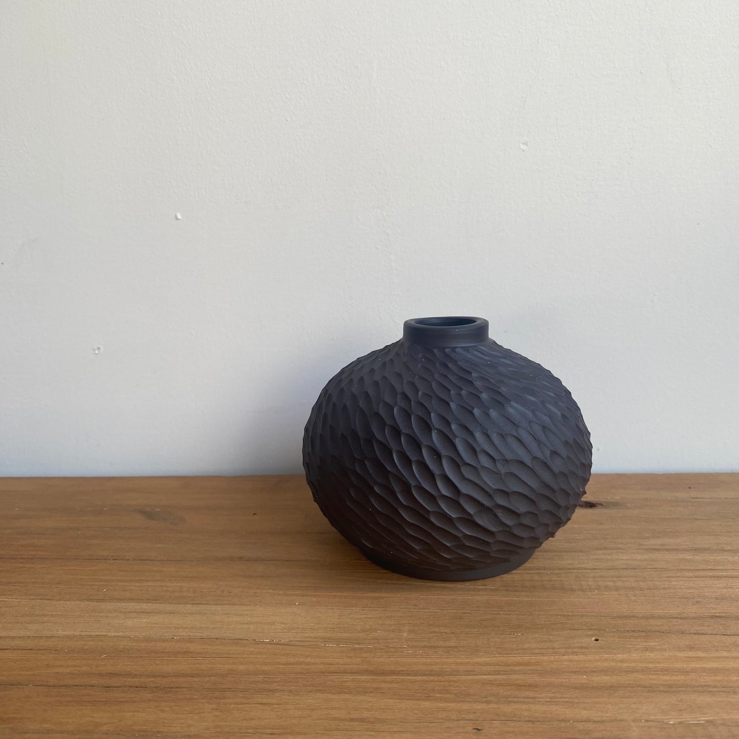 Black Round Vase: Rainstorm