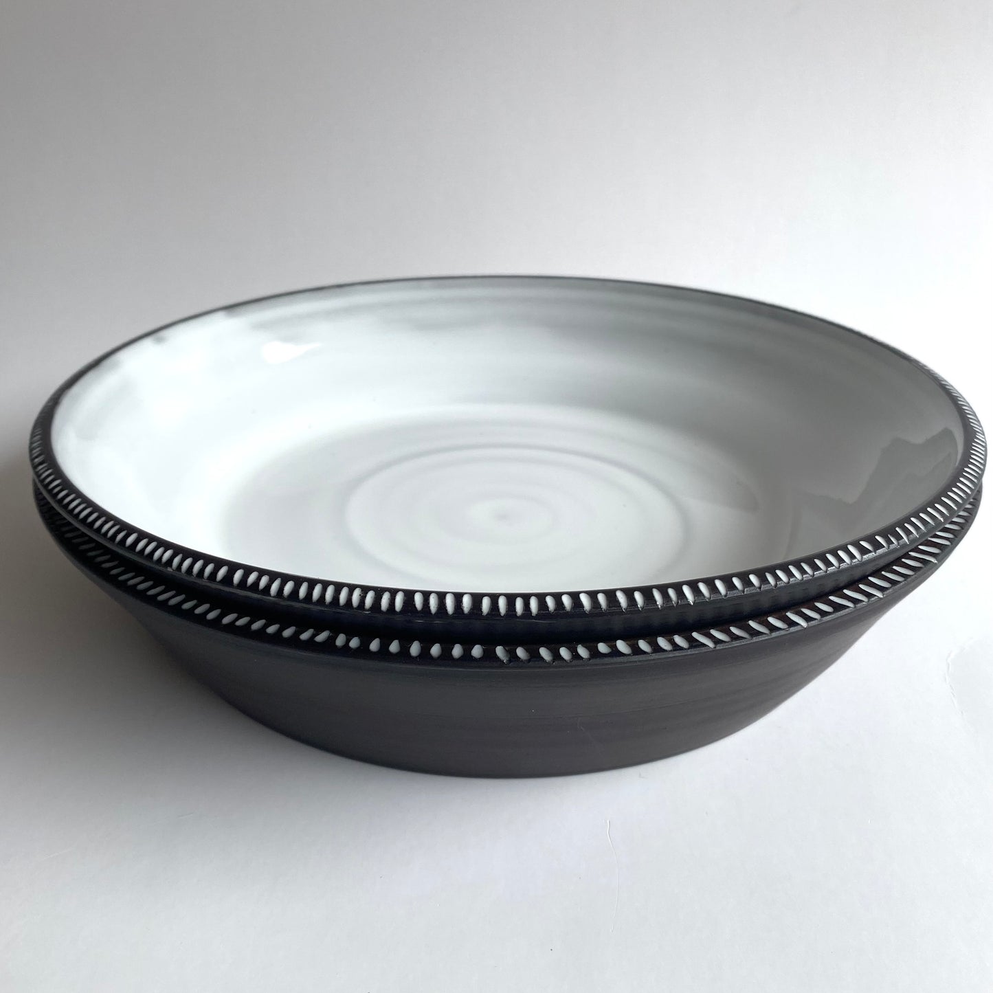 Angled Dinner bowl: Black / White
